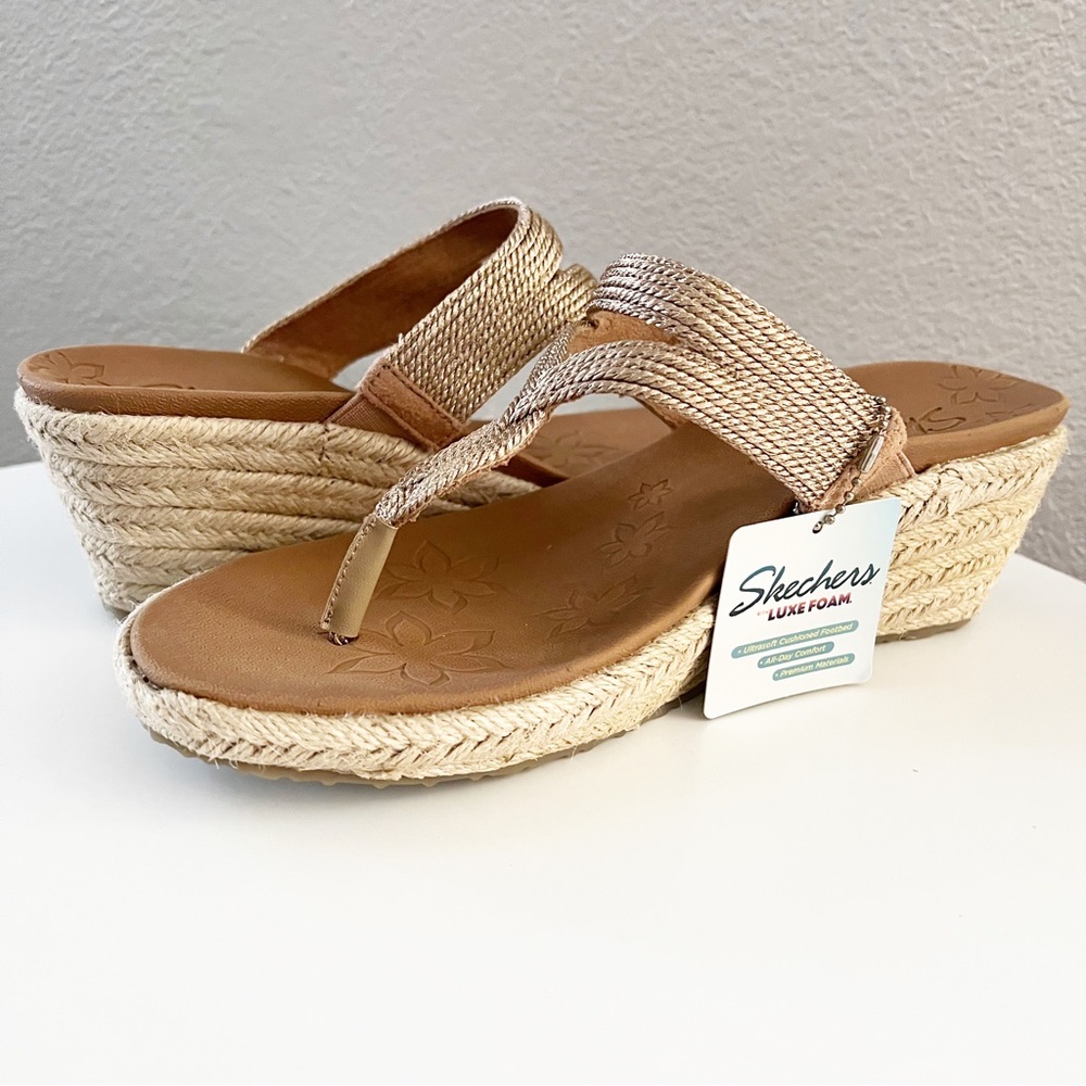 NWT, Sketchers Wedge Sandal in size 8.5, gold and tan